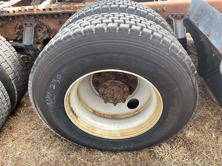 #122-•-2009-volvo-day-cab-semi-tractor-(has-wi-title)-image-29