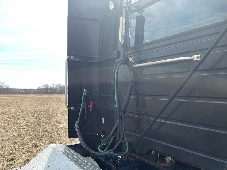 #115-•-2013-volvo-single-axle-day-cab-semi-tractor-(has-wi-title)-image-22