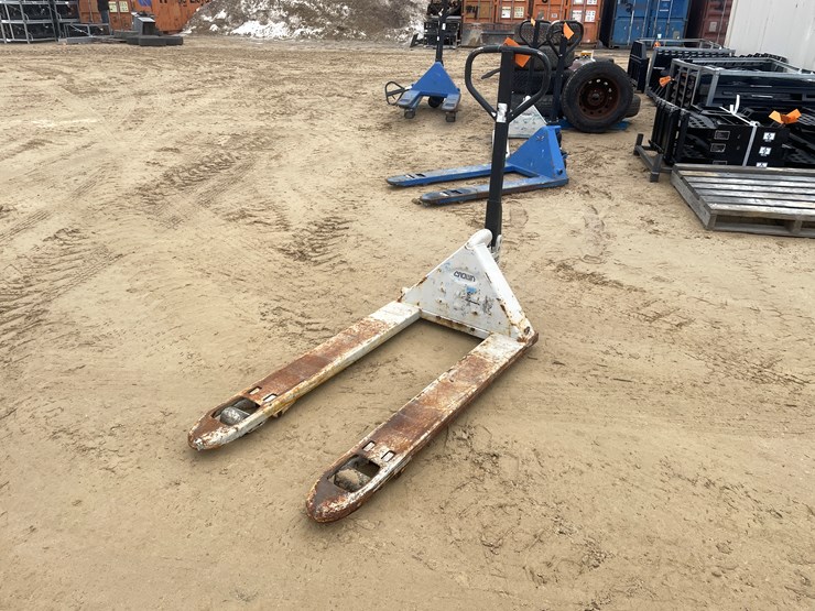 #3916-•-crown-5,000-lbs.-pallet-jack-image-1