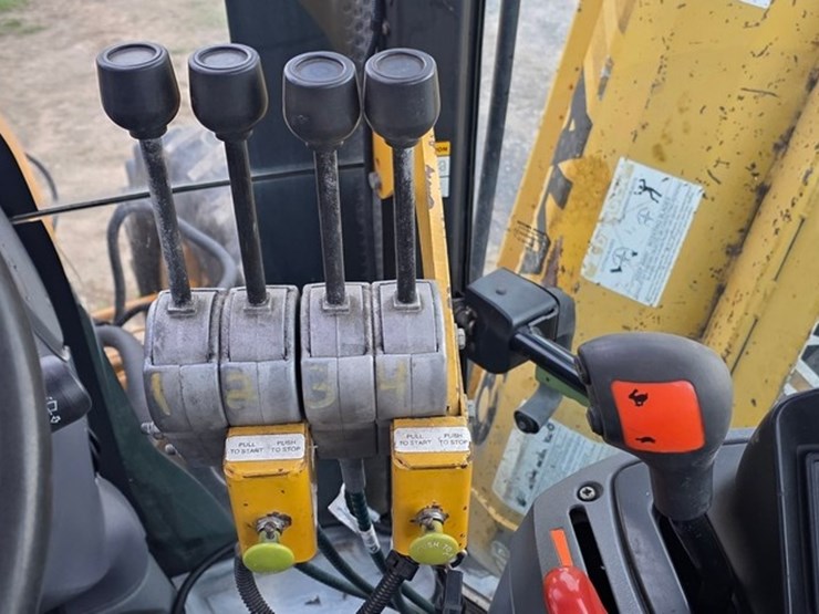 2006-new-holland-ts135a-image-71