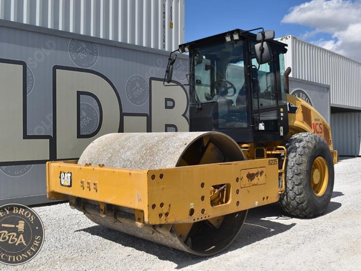 2015-caterpillar-cs66b-image-2