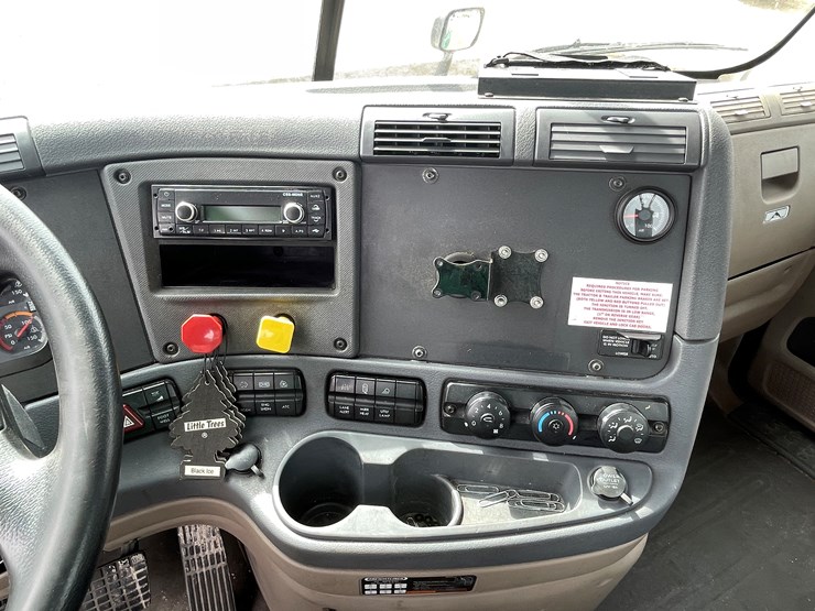 #113-•-2017-freightliner-single-axle-day-cab-semi-tractor-(has-wi-title)-image-61