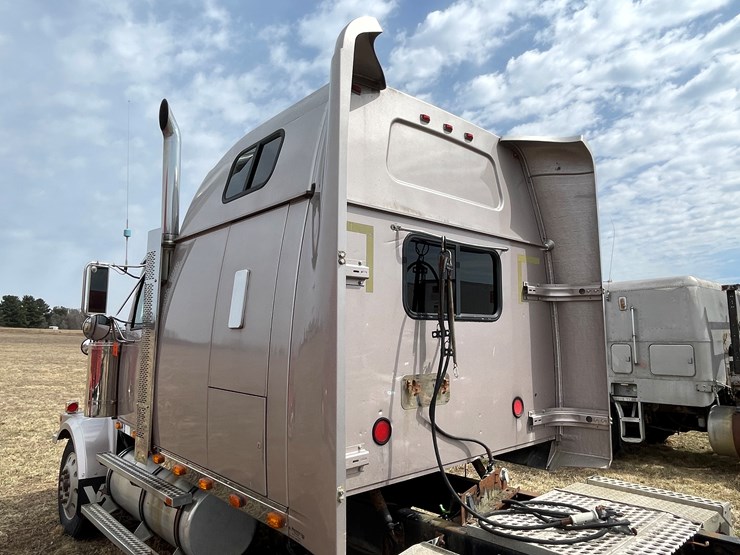 #128-•-2003-western-star-sleeper-cab-semi-tractor-(has-wi-title)-(non-runner)-image-17