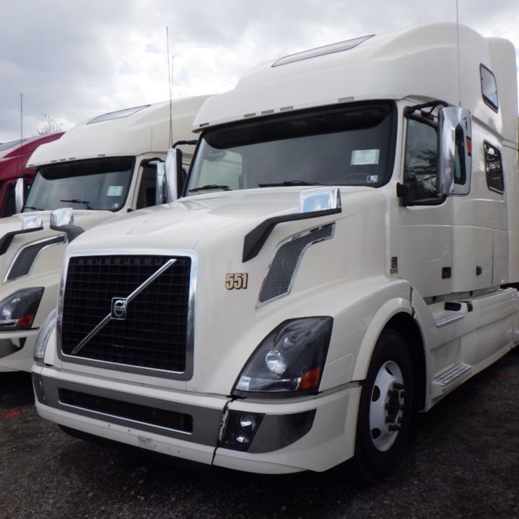 2017 VOLVO VNL780
