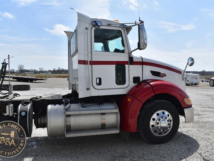 2012-peterbilt-384-image-13