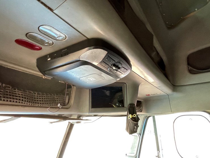 #134-•-2001-freightliner-century-class-sleeper-cab-semi-tractor-(has-wi-title)-(non-runner)-image-73