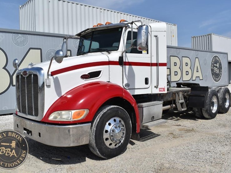 2012-peterbilt-384-image-2