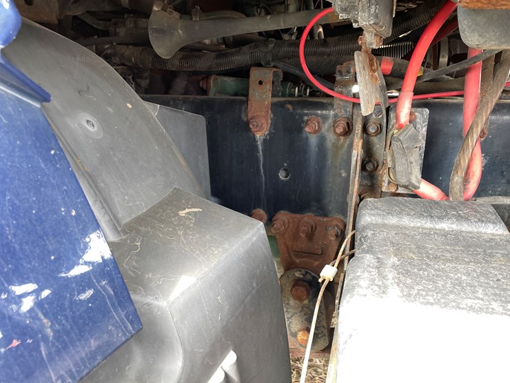 #117-•-2009-volvo-day-cab-semi-tractor-(has-wi-title)-image-49