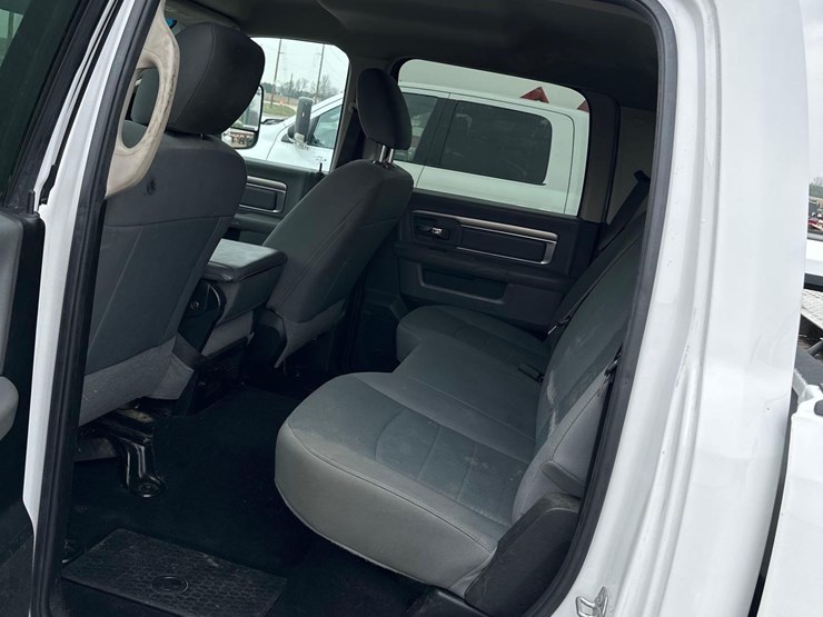 2018-ram-3500-slt-image-16