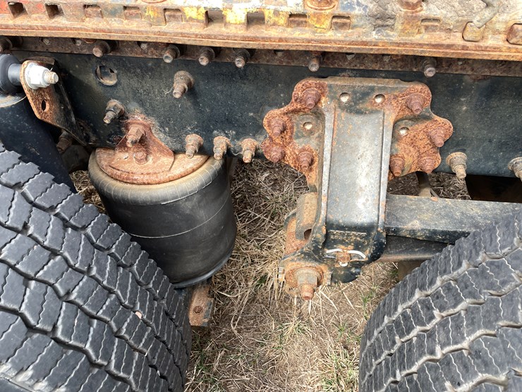 #117-•-2009-volvo-day-cab-semi-tractor-(has-wi-title)-image-43