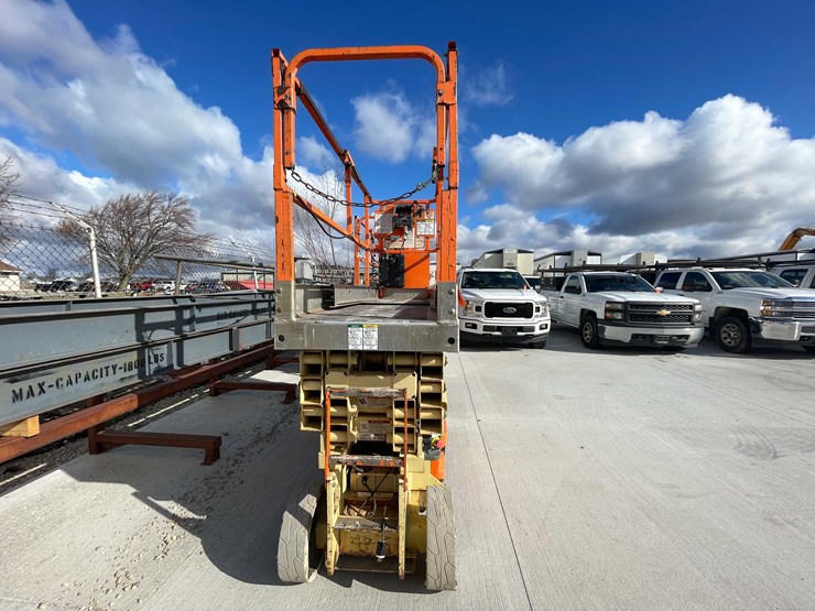 2014-jlg-2630es-image-4