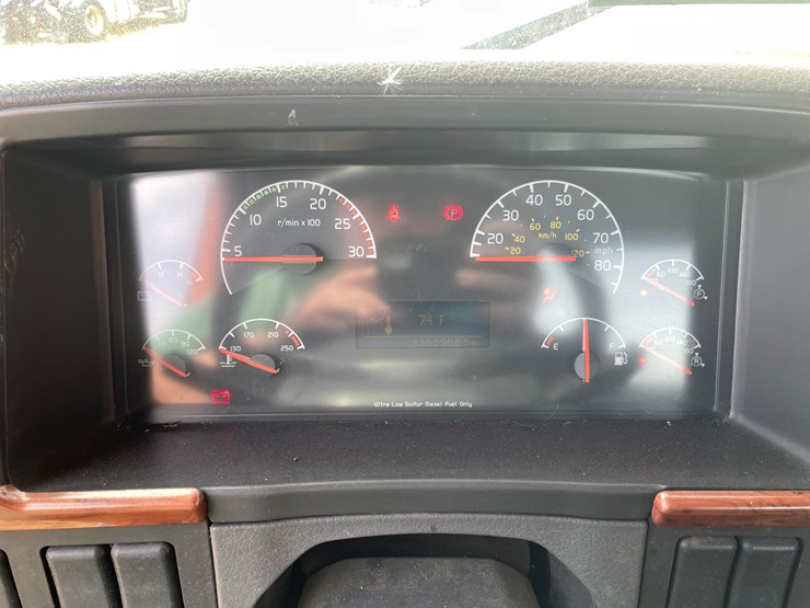 #122-•-2009-volvo-day-cab-semi-tractor-(has-wi-title)-image-85