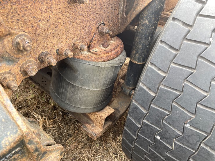 #121-•-2009-volvo-day-cab-semi-tractor-(has-wi-title)-image-37