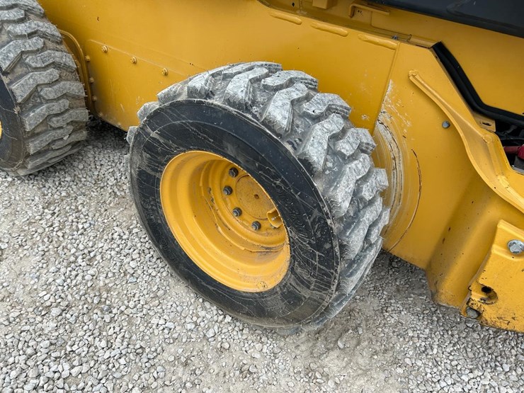 2020-deere-332g-image-16