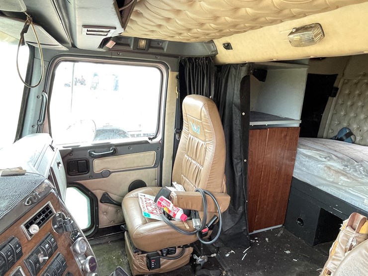 #128-•-2003-western-star-sleeper-cab-semi-tractor-(has-wi-title)-(non-runner)-image-70