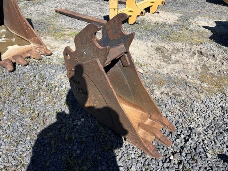 kubota-12"-dig-bucket-image-2