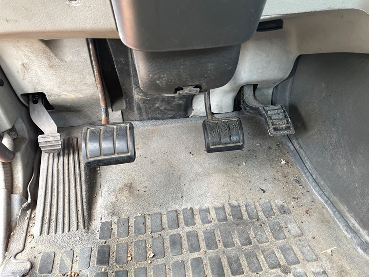 #121-•-2009-volvo-day-cab-semi-tractor-(has-wi-title)-image-76