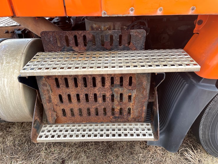 #122-•-2009-volvo-day-cab-semi-tractor-(has-wi-title)-image-17