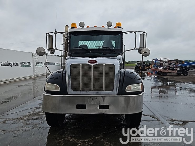 2016-peterbilt-348-image-12