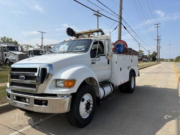 2015-ford-f750-xlt-image-2