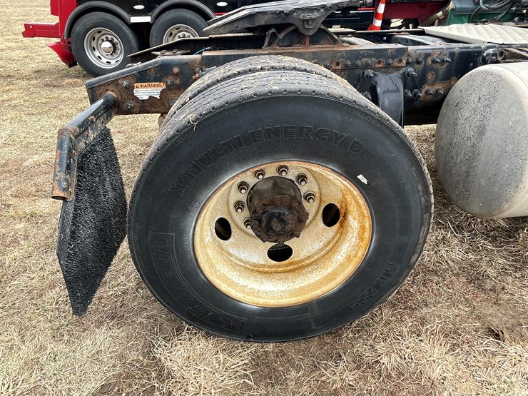 #113-•-2017-freightliner-single-axle-day-cab-semi-tractor-(has-wi-title)-image-32