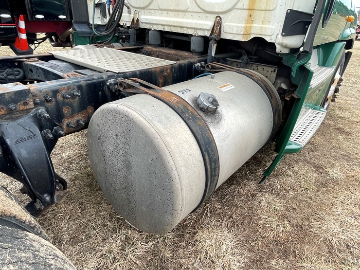 #113-•-2017-freightliner-single-axle-day-cab-semi-tractor-(has-wi-title)-image-33