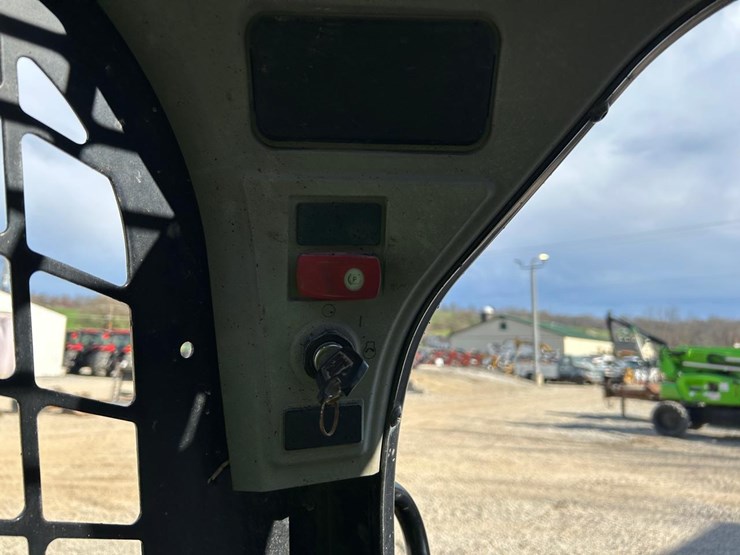 2015-caterpillar-259d-image-25