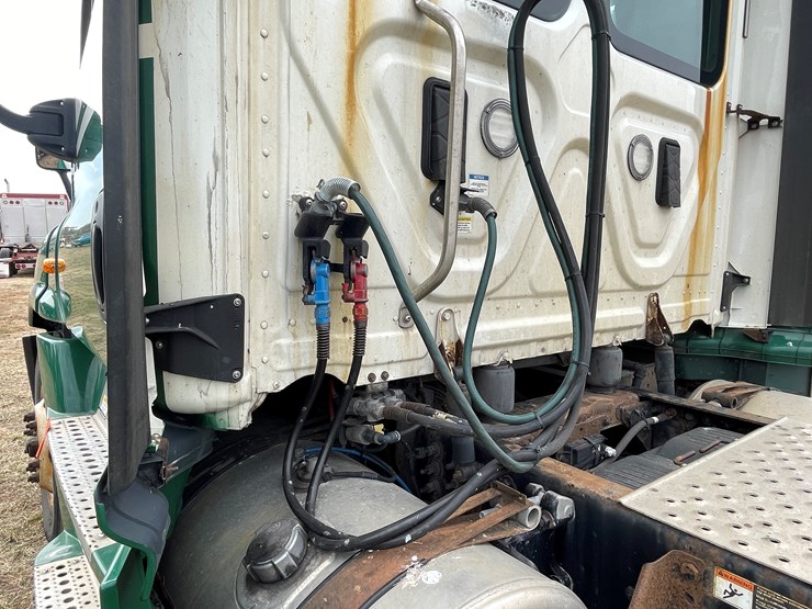 #113-•-2017-freightliner-single-axle-day-cab-semi-tractor-(has-wi-title)-image-16