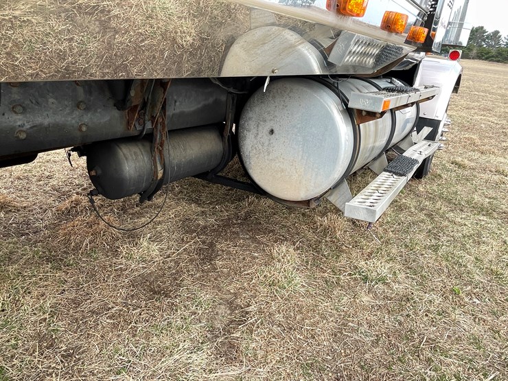 #128-•-2003-western-star-sleeper-cab-semi-tractor-(has-wi-title)-(non-runner)-image-44