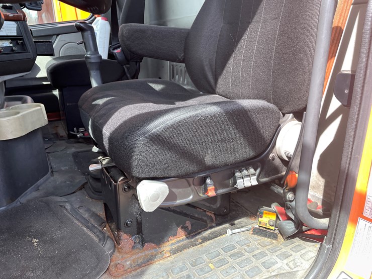 #122-•-2009-volvo-day-cab-semi-tractor-(has-wi-title)-image-73