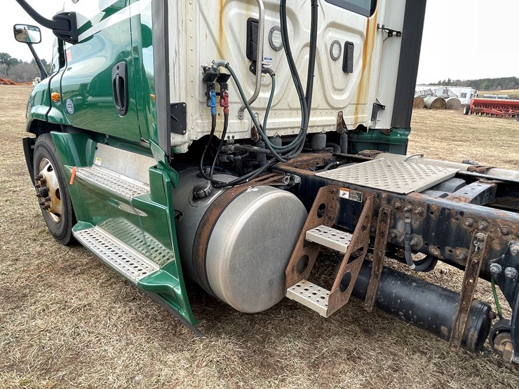 #113-•-2017-freightliner-single-axle-day-cab-semi-tractor-(has-wi-title)-image-15