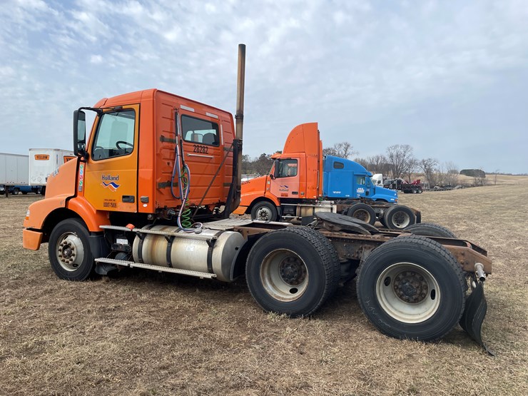 #121-•-2009-volvo-day-cab-semi-tractor-(has-wi-title)-image-7
