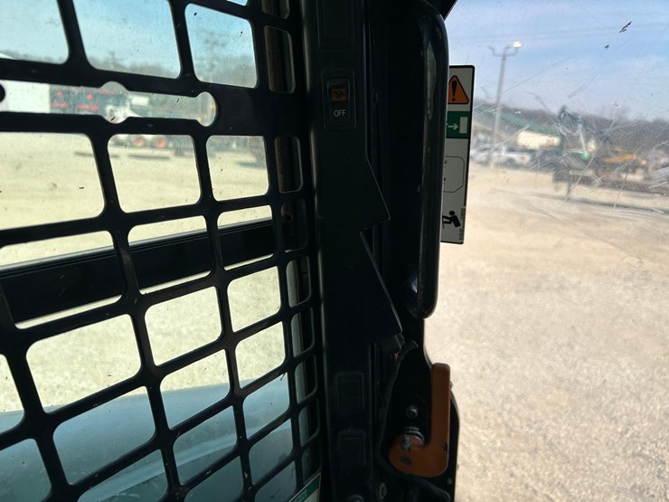 2022-bobcat-t770-image-25