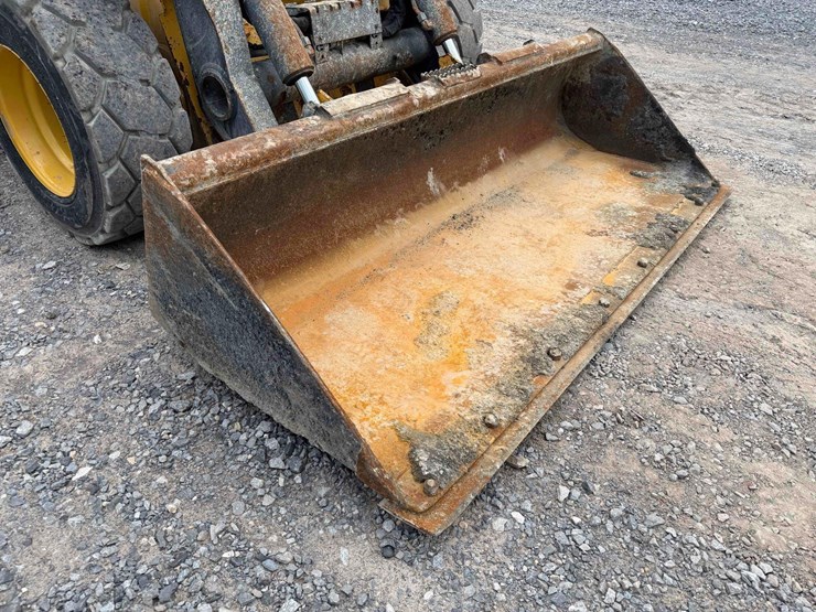 2018-deere-332g-image-4