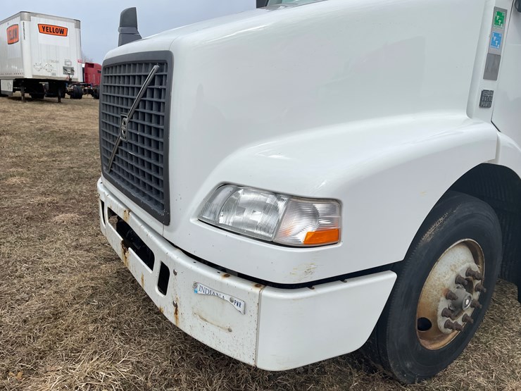 #116-•-2018-volvo-single-axle-day-cab-semi-tractor-(has-wi-title)-image-12