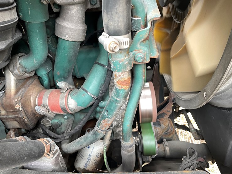 #110-•-2014-volvo-car-hauler-semi-and-trailer-(has-wi-title)-image-86