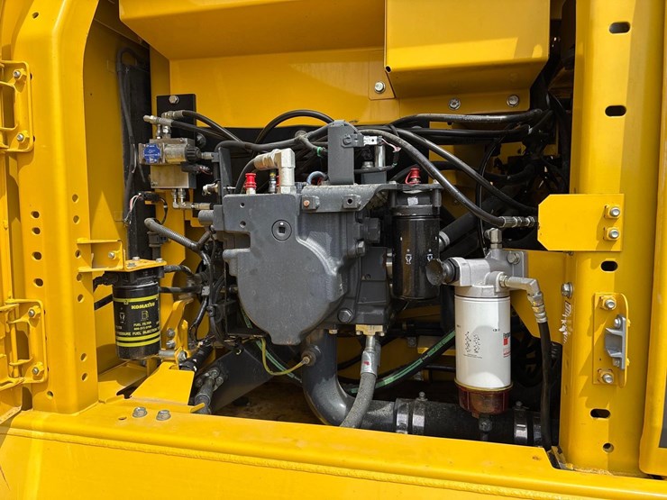 2021-komatsu-pc210-lc-11-image-24