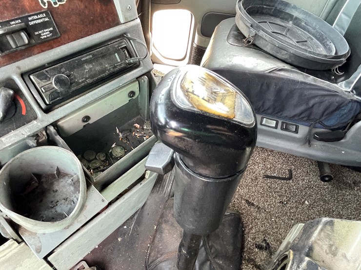 #134-•-2001-freightliner-century-class-sleeper-cab-semi-tractor-(has-wi-title)-(non-runner)-image-81