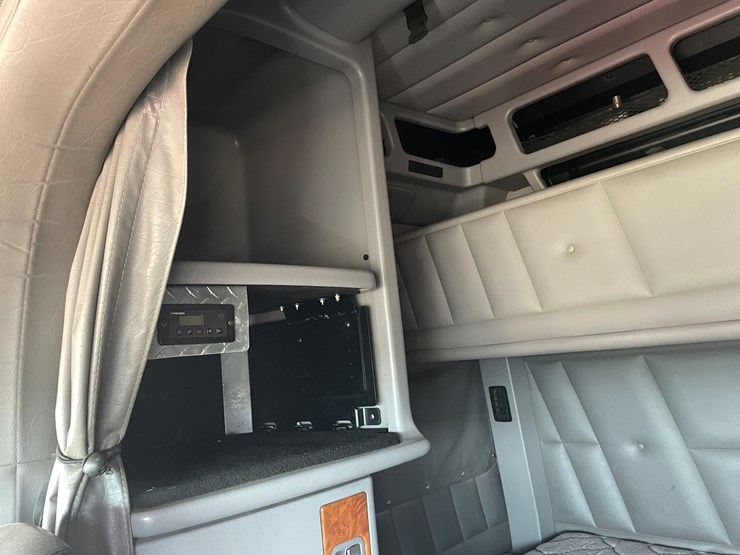 2008-peterbilt-386-image-70