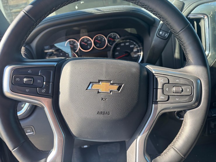 2023-chevrolet-z71-pickup-image-15