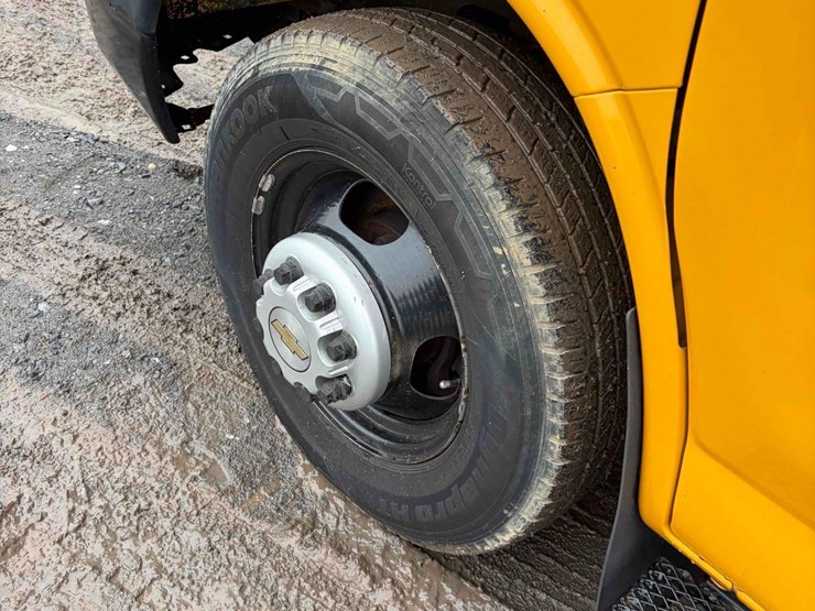 2012-chevrolet-12-passenger-bus-image-8