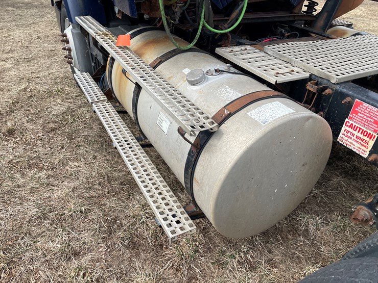 #117-•-2009-volvo-day-cab-semi-tractor-(has-wi-title)-image-44