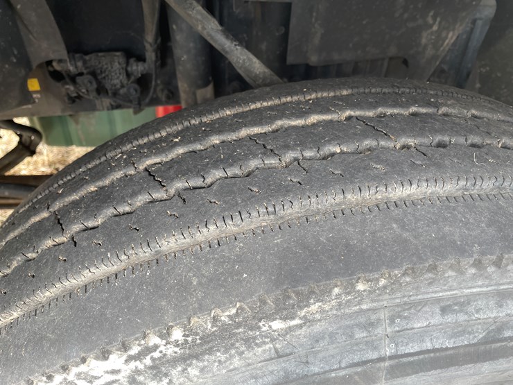 #116-•-2018-volvo-single-axle-day-cab-semi-tractor-(has-wi-title)-image-10