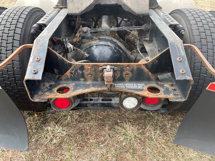 #116-•-2018-volvo-single-axle-day-cab-semi-tractor-(has-wi-title)-image-33