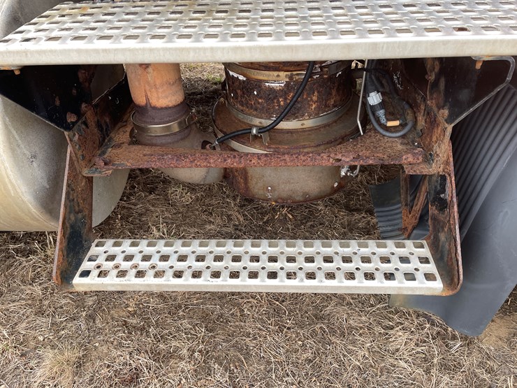 #121-•-2009-volvo-day-cab-semi-tractor-(has-wi-title)-image-22