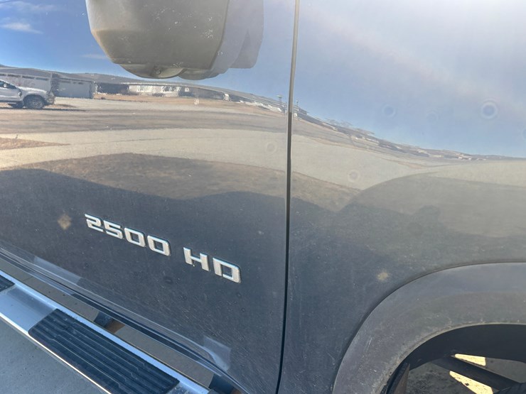 2023-chevrolet-z71-pickup-image-19