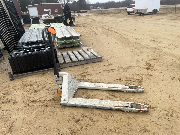 #3917-•-crown-5,000-lbs.-pallet-jack-image-4