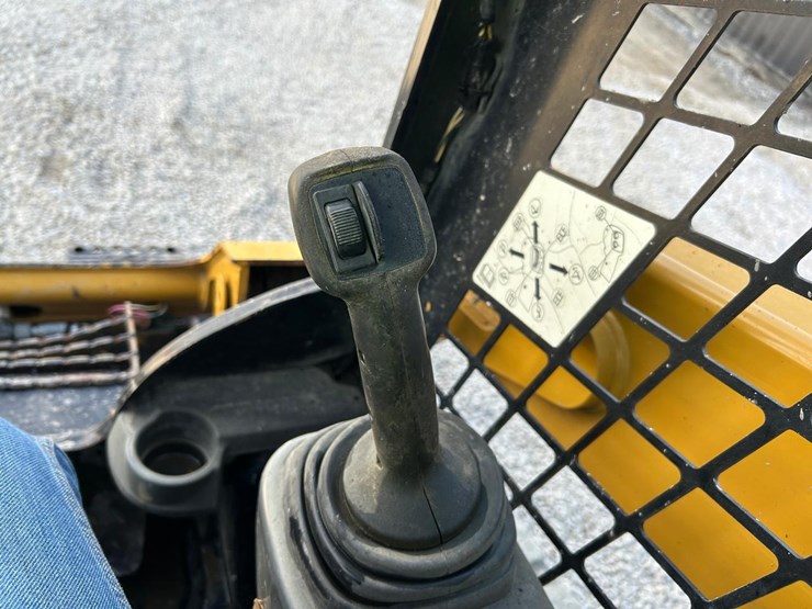 2015-caterpillar-259d-image-20