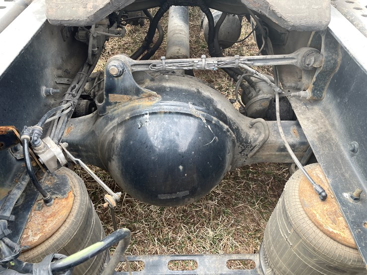 #116-•-2018-volvo-single-axle-day-cab-semi-tractor-(has-wi-title)-image-34