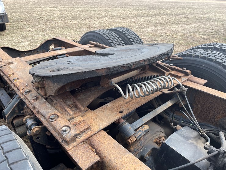 #121-•-2009-volvo-day-cab-semi-tractor-(has-wi-title)-image-34